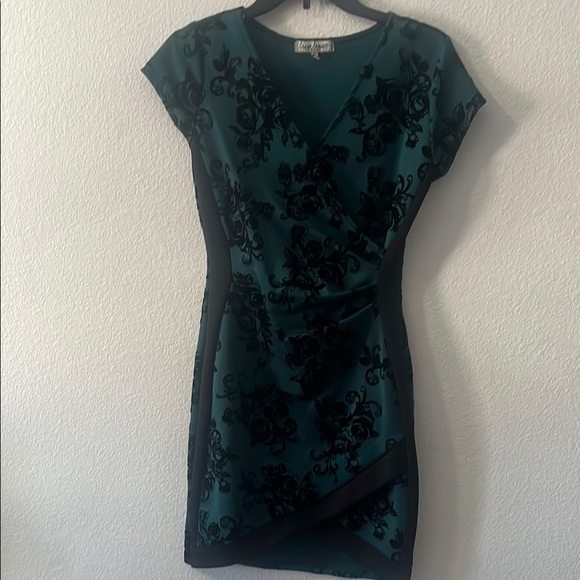 Green Mini Sheath Dress with Cap Sleeves and V-Neck for Cocktail - Picture 1 of 5